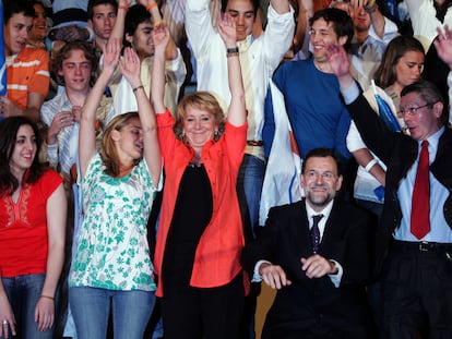 En el centro, Esperanza Aguirre hace la ola junto a Mariano Rajoy y Alberto Ruiz-Gallardón, en el inicio de la campaña del PP para las elecciones autonómicas y municipales de 2007, en mayo de ese año.