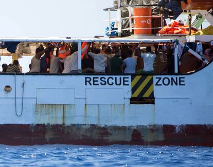 Italia evacuó a unos pocos migrantes por razones médicas del barco de la ONG española Proactiva Open Arms que aguarda frente a la costa de la isla italiana de Lampedusa, pero el buque sigue en el limbo pese a un acuerdo europeo para acoger a las 134 personas que permanecen a bordo.