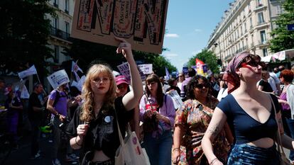 Manifestación organizada por entidades feministas para protestar contra el partido francés de extrema derecha Agrupación Nacional, antes de las próximas elecciones parlamentarias, en París, el 23 de junio de 2024.