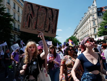 Manifestación organizada por entidades feministas para protestar contra el partido francés de extrema derecha Agrupación Nacional, antes de las próximas elecciones parlamentarias, en París, el 23 de junio de 2024.