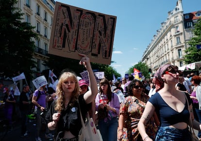 Manifestación organizada por entidades feministas para protestar contra el partido francés de extrema derecha Agrupación Nacional, antes de las próximas elecciones parlamentarias, en París, el 23 de junio de 2024.