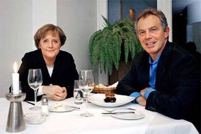 La canciller alemana, Angela Merkel, y el primer ministro británico, Tony Blair, ayer en Berlín.