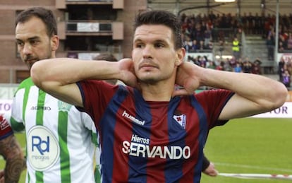 Errazti, del Eibar, tras consumarse el descenso de su equipo a Segunda Divisi&oacute;n.