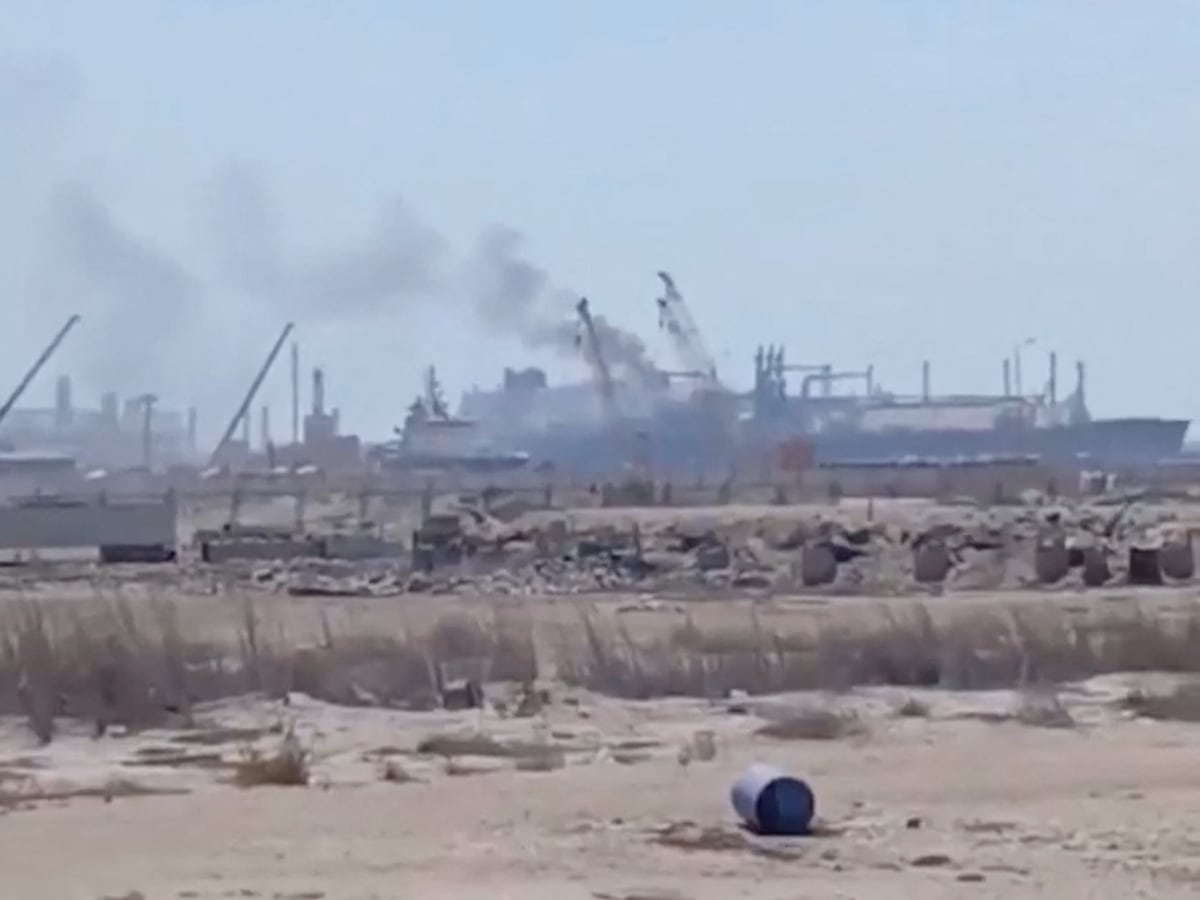 Egipto confirma que un dron provocó el incendio de dos buques de gas en su costa, cerca del canal de Suez