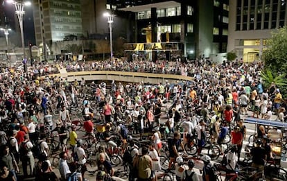 Ciclistas na Paulista. 