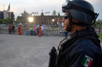 Un policía federal mexicano vigila durante la celebración del Día de la Independencia en la ciudad de Monterrey.