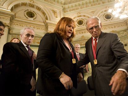 Josep Carreras, Eva Marton, Joan Pons (al fondo) y Josep Vilarasau, ayer en el Liceo.