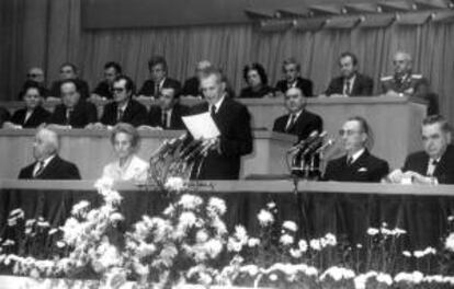 El dictador rumano Nicolae Ceausescu y su mujer, Elena, durante un discurso. EFE/Archivo