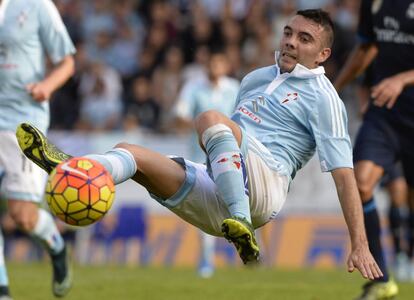 Aspas intenta controlar un balón durante el partido.