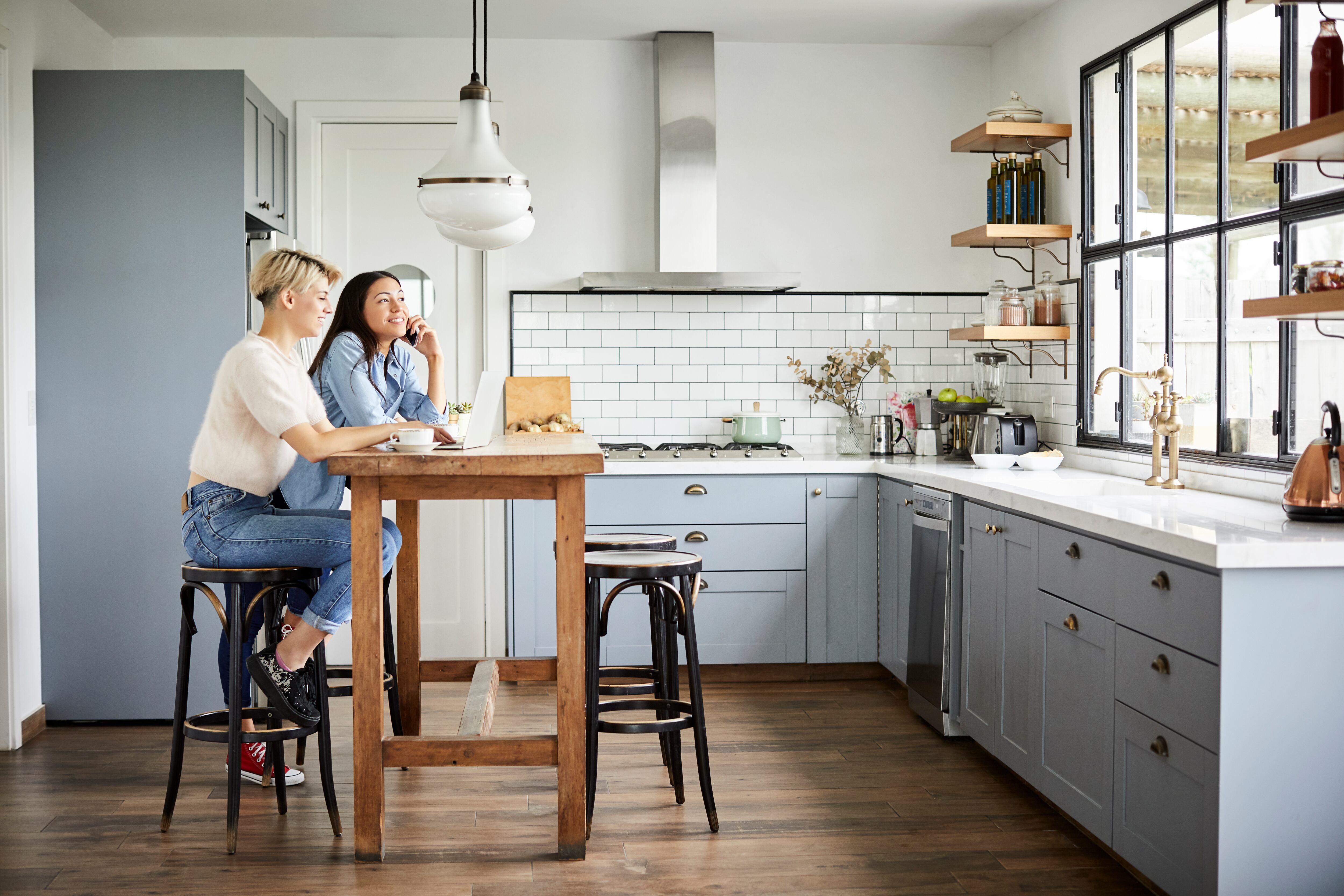 Cambiar el color de los armarios puede dar una nueva vida a tu cocina.