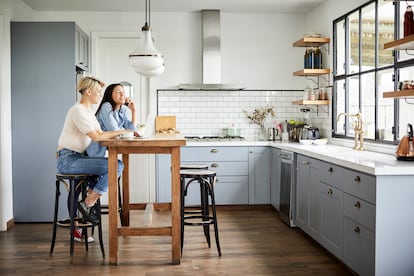 Cambiar el color de los armarios puede dar una nueva vida a tu cocina.