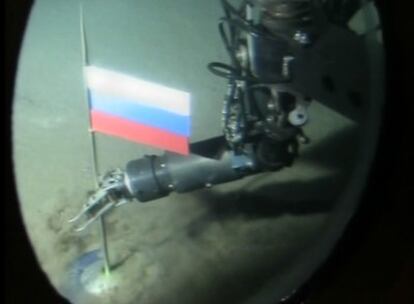 Imagen de la televisión rusa que refleja el momento en que se planta la bandera en el fondo del Polo Norte.