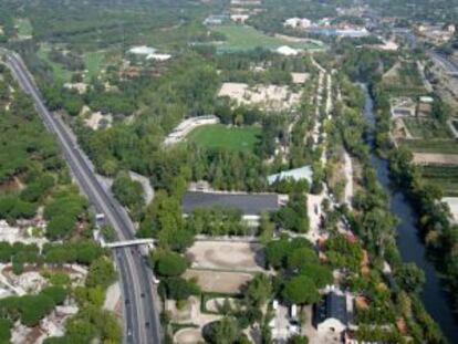 Instalaciones deportivas del Club de Campo Villa de Madrid, junto al r&iacute;o Manzanares. 