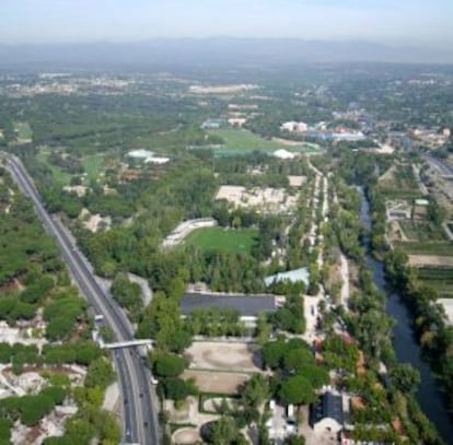 Instalaciones deportivas del Club de Campo Villa de Madrid, junto al r&iacute;o Manzanares. 