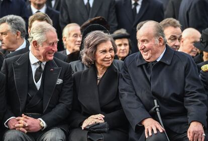 Los reyes eméritos Juan Carlos y Sofía comparten confidencias con el príncipe Carlos de Inglaterra durante el funeral del rey Miguel de Rumanía el 16 de diciembre de 2017 en Bucarest.