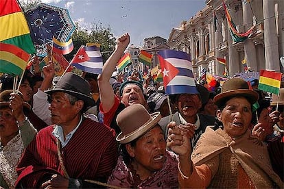 Miles de personas con banderas de Bolivia y Cuba celebran en la plaza Murillo de La Paz la nacionalización de los hidrocarburos.