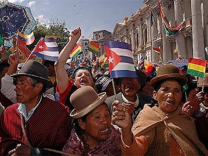 Miles de personas con banderas de Bolivia y Cuba celebran en la plaza Murillo de La Paz la nacionalización de los hidrocarburos.