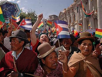 Miles de personas con banderas de Bolivia y Cuba celebran en la plaza Murillo de La Paz la nacionalización de los hidrocarburos.