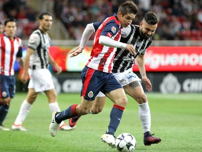 Isaac Brizuela persigue el bal&oacute;n ante la presi&oacute;n de Luis Gallegos