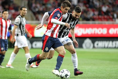 Isaac Brizuela persigue el balón ante la presión de Luis Gallegos