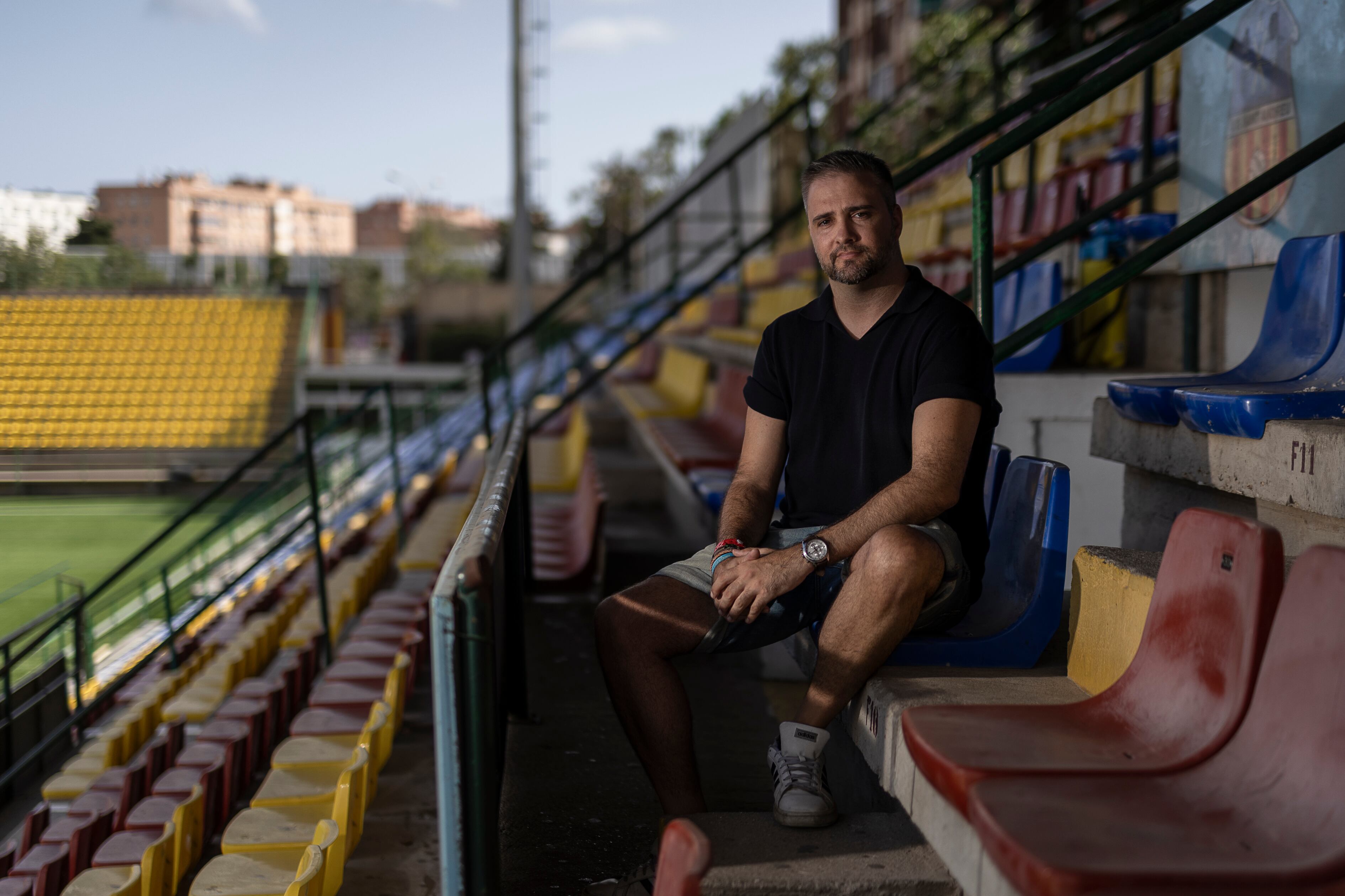 Gerard Álvarez, portavoz del Sant Andreu, posando para El País en la grada del estadio Narcís Sala.