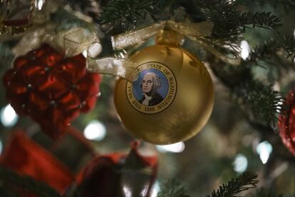 Un adorno con una imagen del presidente George Washington.
