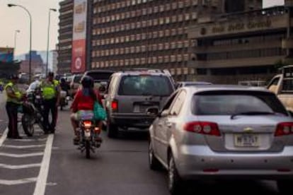 Policías venezolanos vigilan el 3 de septiembre de 2013, después de un fallo en una línea de transmisión del sistema eléctrico en Caracas (Venezuela).