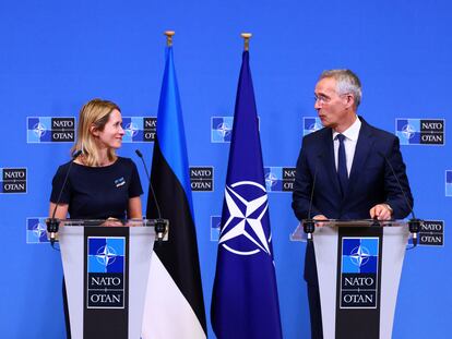 El secretario general de la OTAN, Jens Stoltenberg, y la primera ministra de Estonia, Kaja Kallas, durante una rueda de prensa en la sede de la OTAN en Bruselas este miércoles.