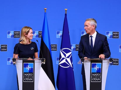 El secretario general de la OTAN, Jens Stoltenberg, y la primera ministra de Estonia, Kaja Kallas, durante una rueda de prensa en la sede de la OTAN en Bruselas este miércoles.