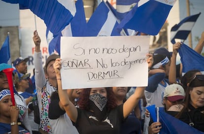 Joven sostiene pancarta durante un plantón en la rotonda Jean Paul Genie en Managua, el lugar donde iniciaron las protestas el 18 de abril.