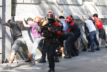 La jornada de huelga en el País Vasco ha arrancado con diez integrantes de piquetes informativos imputados por desórdenes y dos detenidos, según el Departamento de Interior vasco.