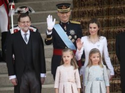 Felipe VI, Letizia, las infantas Leonor y Sof&iacute;a y Mariano Rajoy. 