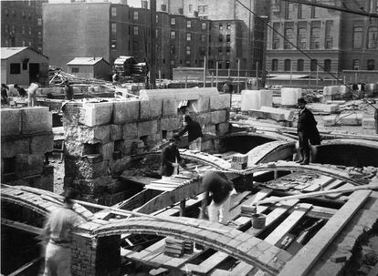 Rafael Guastavino en la construcción de la Biblioteca Pública de Boston en 1889.