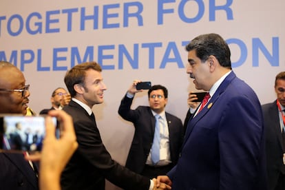 French President Emmanuel Macron shaking hands with Venezuela's Nicolás Maduro at the COP27 summit on Monday.