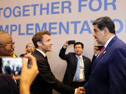 French President Emmanuel Macron shaking hands with Venezuela's Nicolás Maduro at the COP27 summit on Monday.