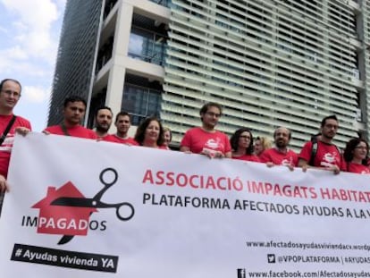 Concentraci&oacute;n para reclamar el pago de las ayudas a la vivienda, este lunes, ante la consejer&iacute;a. 