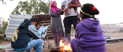 Una familia procedente de Siria se prepara para cenar a las afueras del centro de inmigrantes de Melilla.