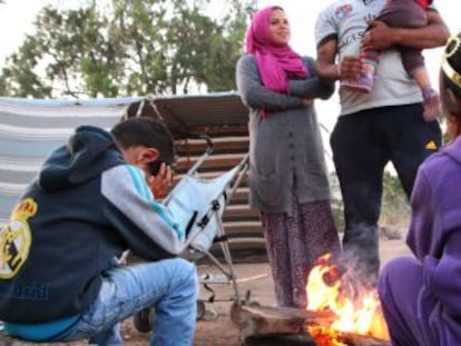 Una familia procedente de Siria se prepara para cenar a las afueras del centro de inmigrantes de Melilla.