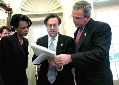 George W. Bush revisa su discurso junto a Condoleezza Rice y su asesor de discursos, Mike Gerson.