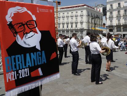 La Societat Musical Eslava interpreta música de las películas del cineasta Luis García Berlanga en la Puerta del Sol de Madrid dentro de los actos para celebrar el centenario de su nacimiento.