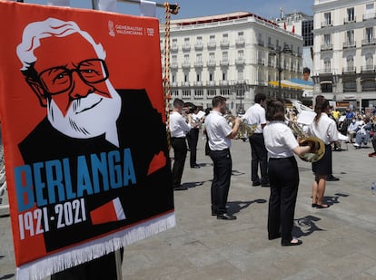 La Societat Musical Eslava interpreta música de las películas del cineasta Luis García Berlanga en la Puerta del Sol de Madrid dentro de los actos para celebrar el centenario de su nacimiento.