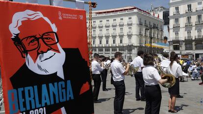 La Societat Musical Eslava interpreta música de las películas del cineasta Luis García Berlanga en la Puerta del Sol de Madrid dentro de los actos para celebrar el centenario de su nacimiento.