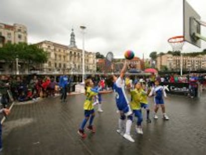 Bilbao acogi&oacute; el programa Plaza 2014, un torneo 3x3 parte de las actividades previas al mundial. FEB