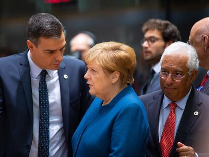 El presidente de España, Pedro Sánchez, habla con la canciller alemana, Angela Merkel, antes de un encuentro de líderes europeos, en octubre en Bruselas.