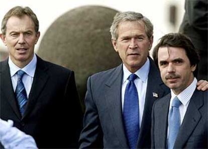 Blair, Bush y Aznar, en el aeropuerto militar de Terceira, en las Azores. 

/ SERGIO PÉREZ SANZ / REUTERS