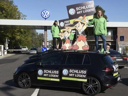 Activistas frente a la sede de Volkswagen en Wolfsburgo, Alemania, este viernes.