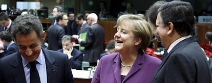 Nicolas Sarkozy, Angela Merkel y Jose Manuel Barroso ríen en los previos de la segunda sesión del Consejo Europeo del 9 de diciembre de 2011.