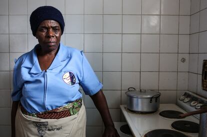 Getrude Mandya, de 61 años. Vive en la Iglesia desde 2006 y desde hace un año prepara la comida para los que no se pueden mover y no pueden salir a buscarse la vida.