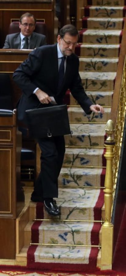 Mariano Rajoy sale de su esca&ntilde;o en el Congreso.