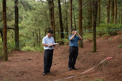 Para controlar y proteger los bosques es necesario conocer su extensión, su localización, sus problemas… Las autoridades y organizaciones forestales recogen numerosa información, sobre el terreno y con el uso de satélites, apartado que está cambiando para ser cada vez más accesible a países menos desarrollados. Pero desde el Congreso Forestal Mundial celebrado el año pasado en Durban (Sudáfrica), se hace hincapié en que no solo hay que recoger datos sobre los árboles, sino también (o sobre todo) sobre las personas en relación con los bosques. La información sobre los beneficios que las sociedades obtienen de los sistemas forestales es insuficiente, pero necesaria para ser realmente conscientes de su importancia. En la fotografía, un ingerieron utiliza un densitómetro en Vietnam.